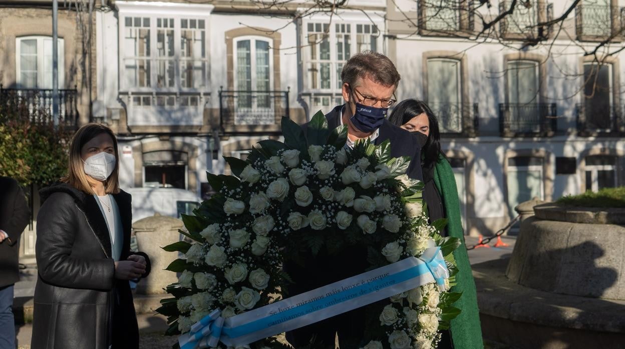 Feijóo depositando la corona de flores ante el busto de Manuel Fraga en Vilalba