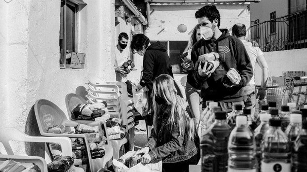 Huellas en blanco y negro de un barrio en pandemia