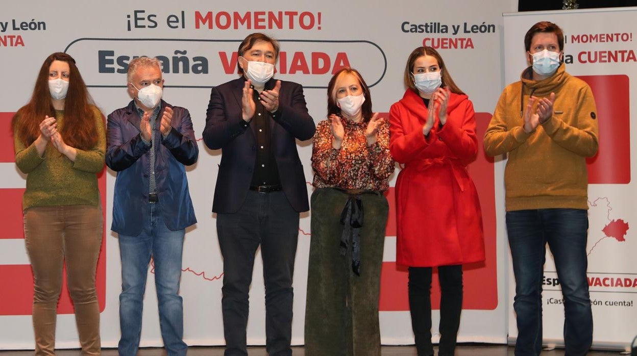 Verónica Santos, José Ángel Ceña por Soria, Tomás Guitarte, Nieves Trigueros, Cristina Blanco y Joserra González en la presentación de las candidaturas conjuntas de la España Vaciada Castilla y León en Ampudia