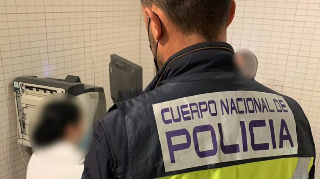 Imagen tomada durante la detención de una mujer en Alicante con ocho órdenes de busca y captura