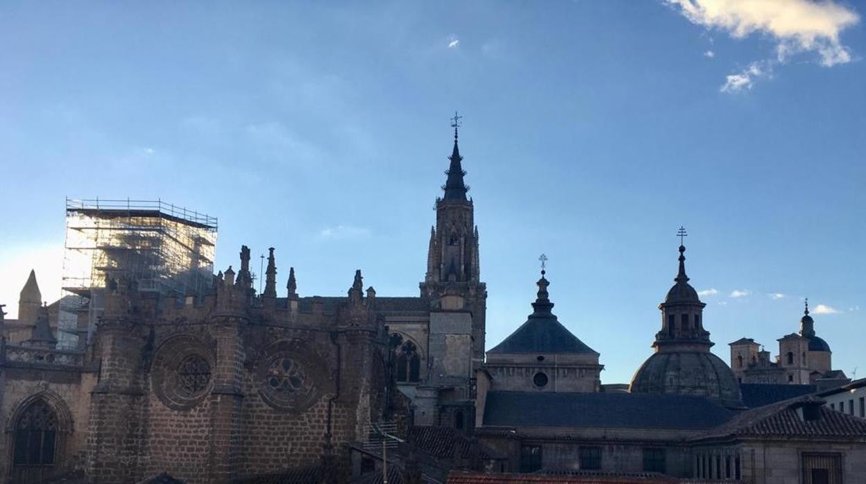 Un gran andamio cubre la zona del cuerpo de luces del Transparente en la cubierta de la catedral