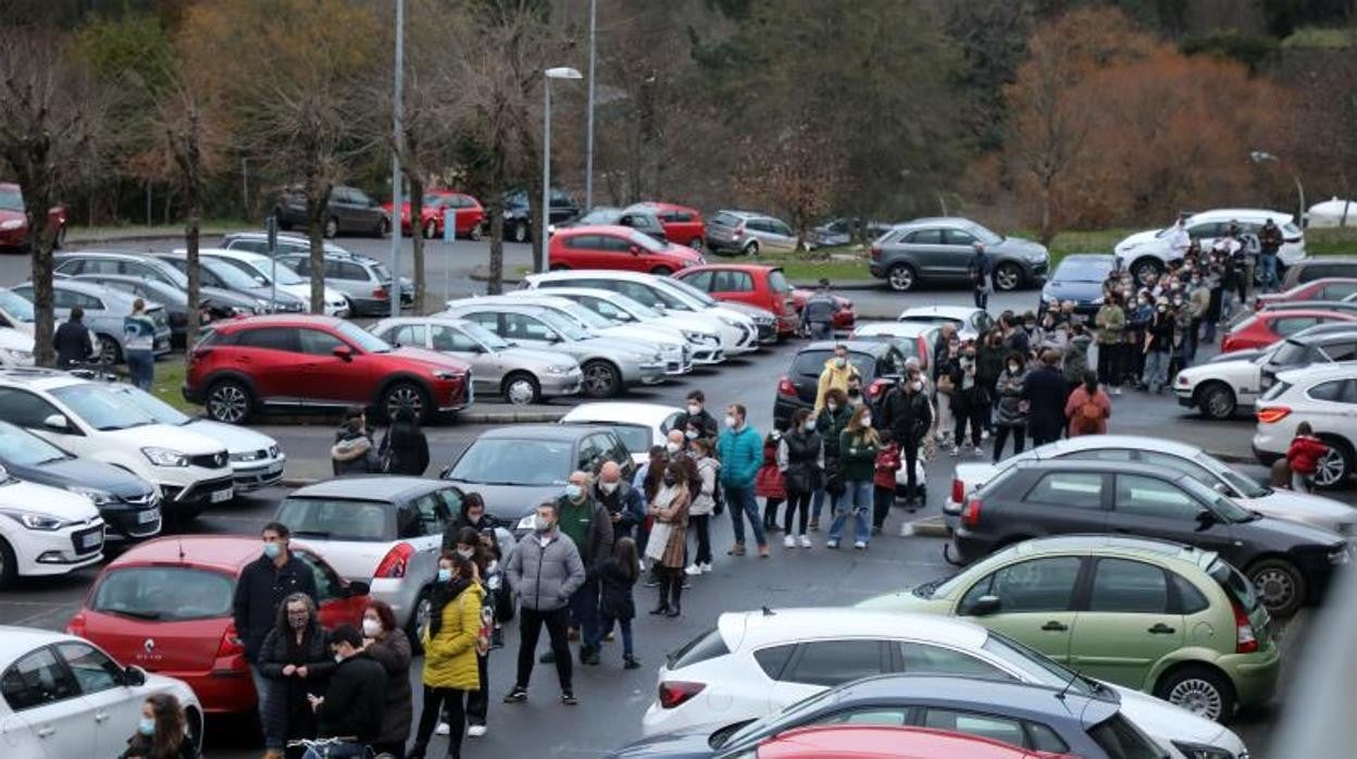 Colas para hacerse una PCR gratuita en el hospital Clínico de Santiago estas navidades