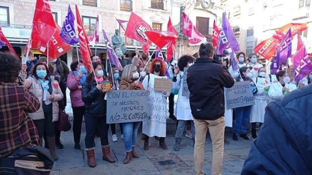 Las 2.000 trabajadoras de ayuda a domicilio de Ciudad Real inician este lunes paros por su convenio colectivo