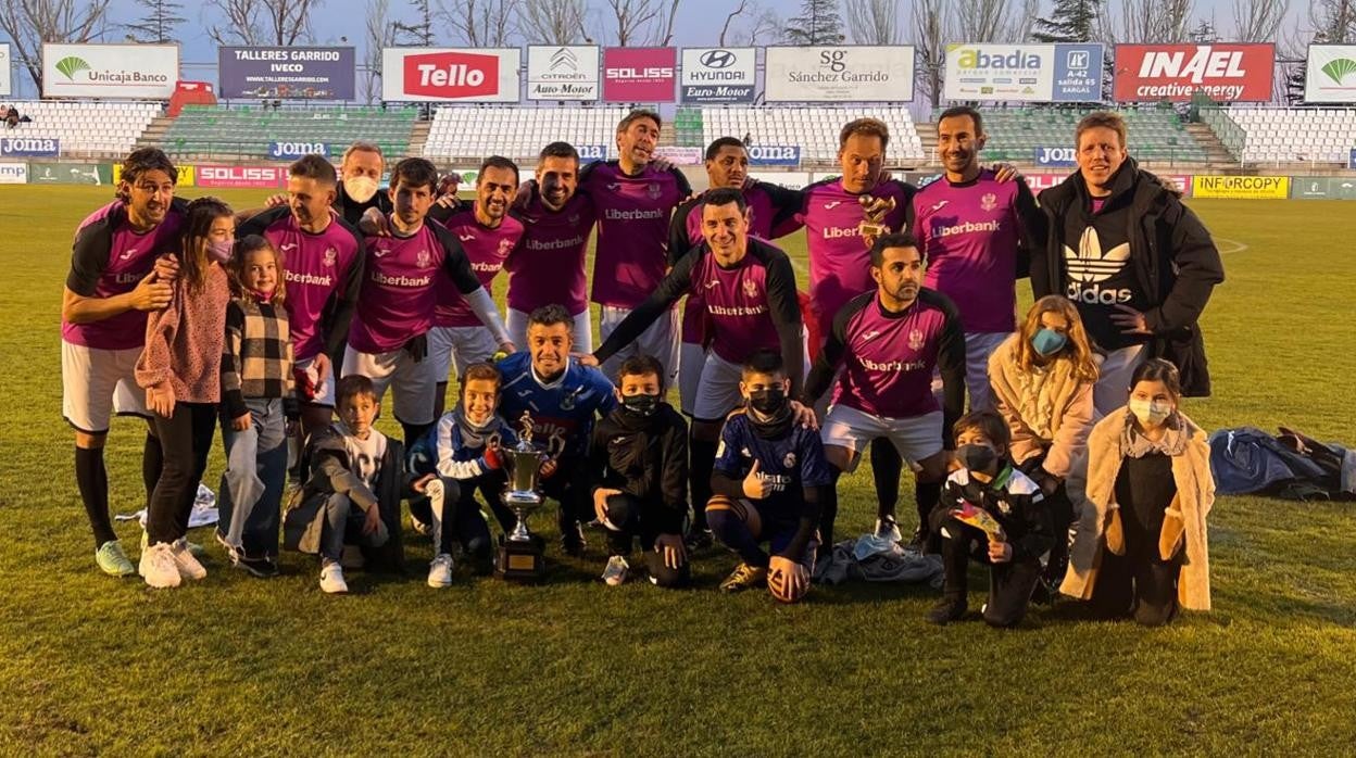 Los veteranos del CD Toledo, ganadores del trofeo benéfico