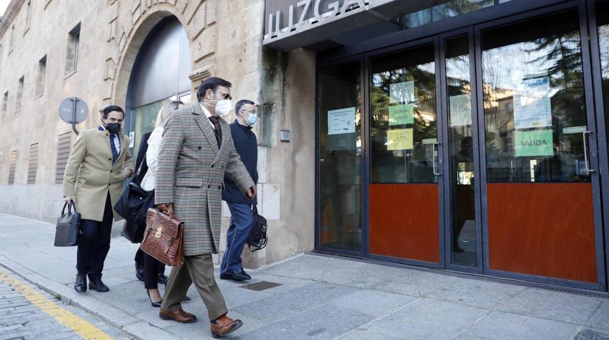 Abogados y representantes del PP entran en el juzgado por el caso de las primarias