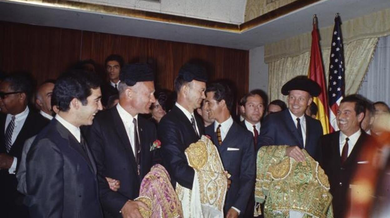Aldrin, Collins y Armstrong (de izq. a dcha), con los diestros y los trajes de luces que les regalaron