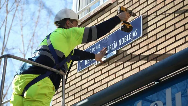 Almeida restituye el nombre de la calle de Hermanos García Noblejas tras el cambio ilegal de Carmena