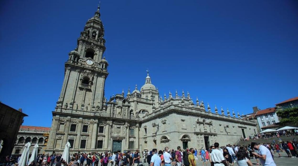 Peregrinos y turistas hacen cola para acceder a la Catedral de Santiago