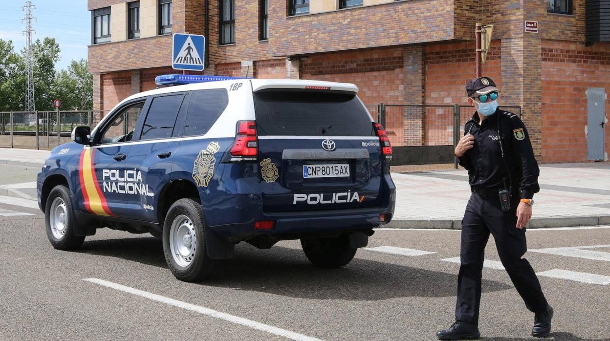 Policías nacionales en servicio en la ciudad de Palencia