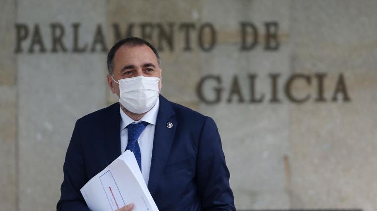 Comesaña, en la entrada del Parlamento de Galicia, en una imagen de archivo