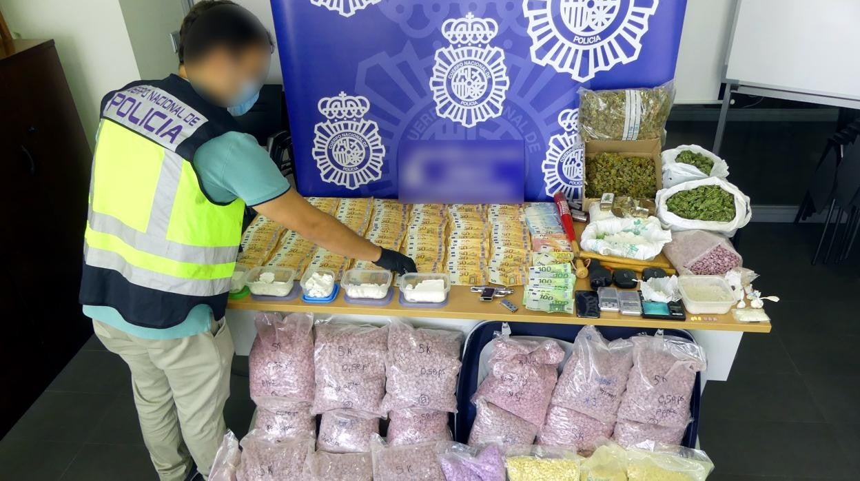 Imagen facilitada por la Policía Nacional de la droga intervenida