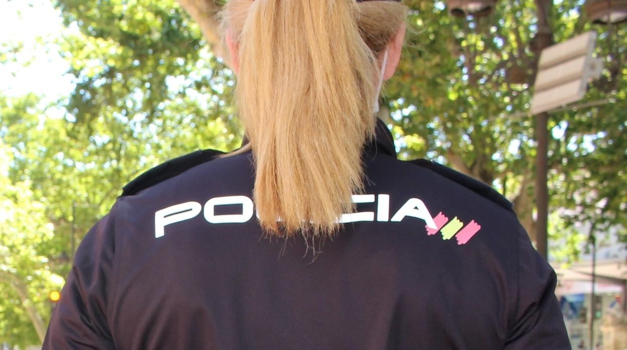 Una agente de la Policía Nacional