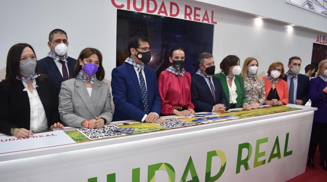 García-Page, Caballero, Eva María Masías, Patricia Franco durante la apertura del stand con Ciudad Real como protagonista