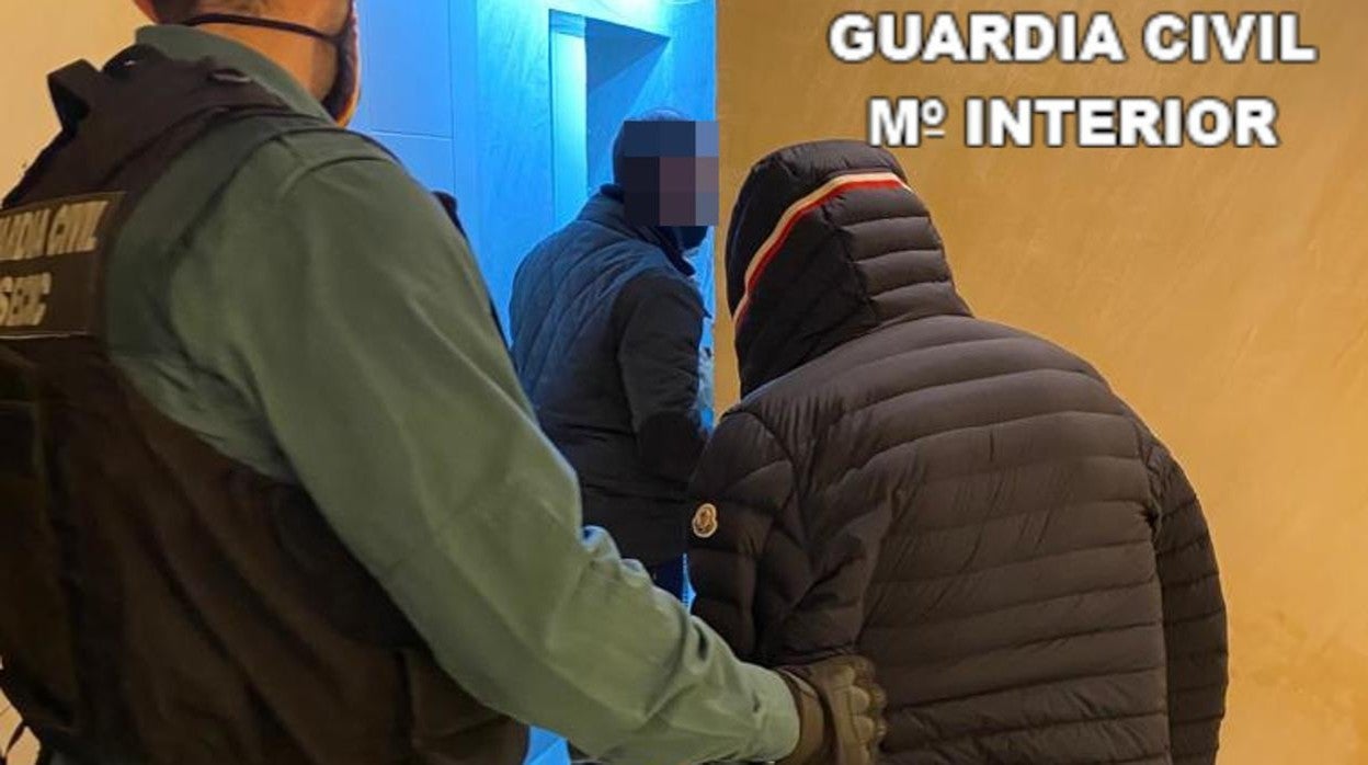 El detenido fue dirigido a dependencias de la Guardia Civil