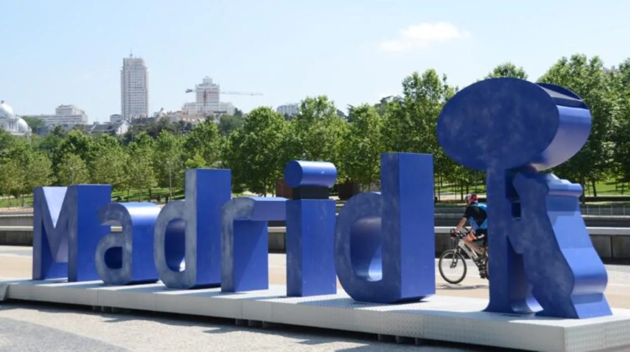 Letras de la ciudad instaladas en verano en Madrid Río