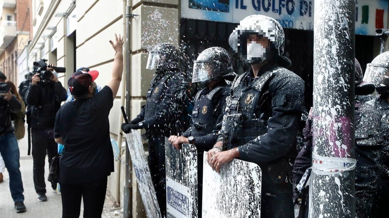 Efectivos de los antidisturbios de los Mossos durante un desahucio en Barcelona