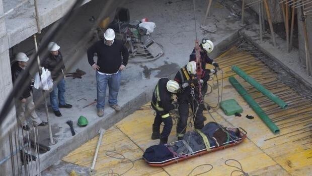 Muere un trabajador de 45 años tras caer de un andamio de cinco metros en Poblete