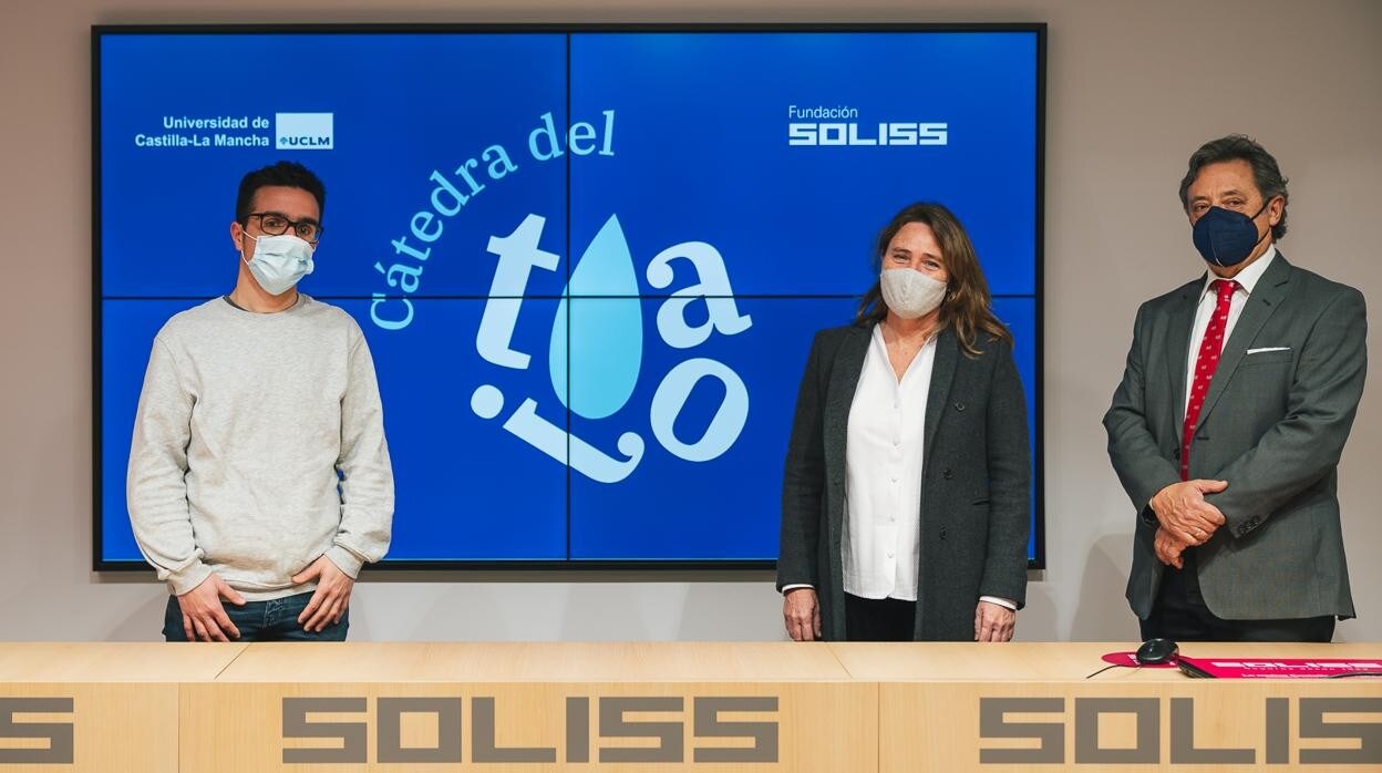 David Cruz (izqda), Beatriz Larraz, directora de la Cátedra; y César Duro, director de la Fundación Soliss (dcha)