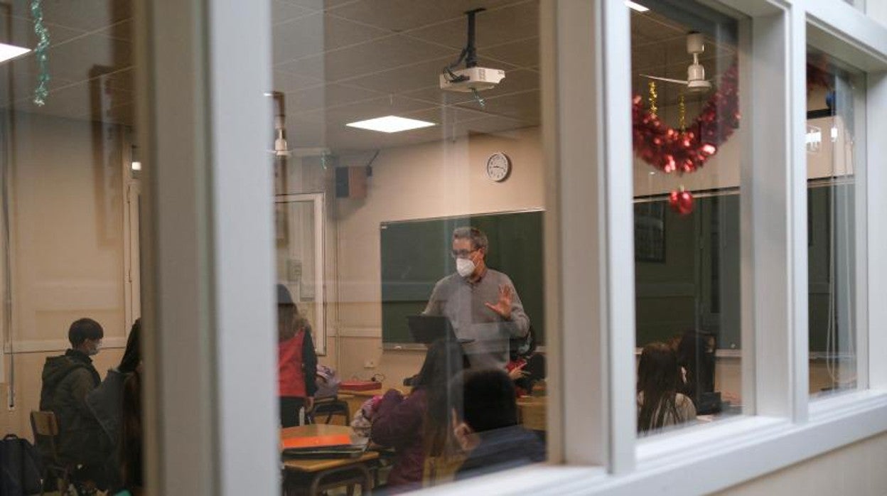 Un profesor, dando clase en un colegio de Barcelona la semana pasada