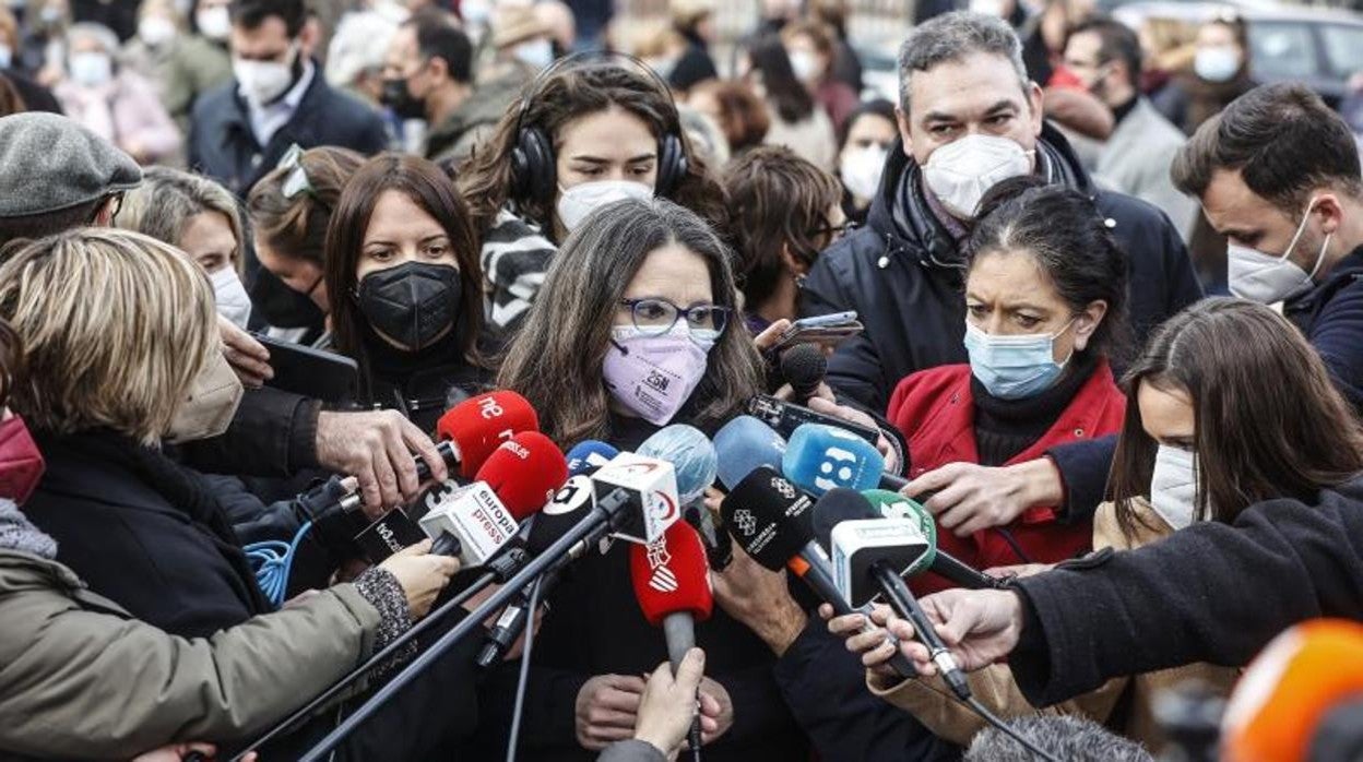 Mónica Oltra atiende a los medios de comunicación