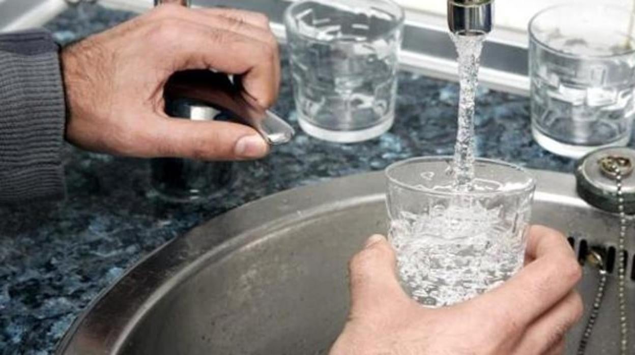 Polán pide no consumir el agua por un problema de cloración, aunque vecinos apuntan a los purines