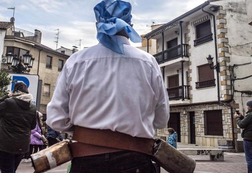 Hombre vestido de ‘Cirigüelo’ en El Real de San Vicente