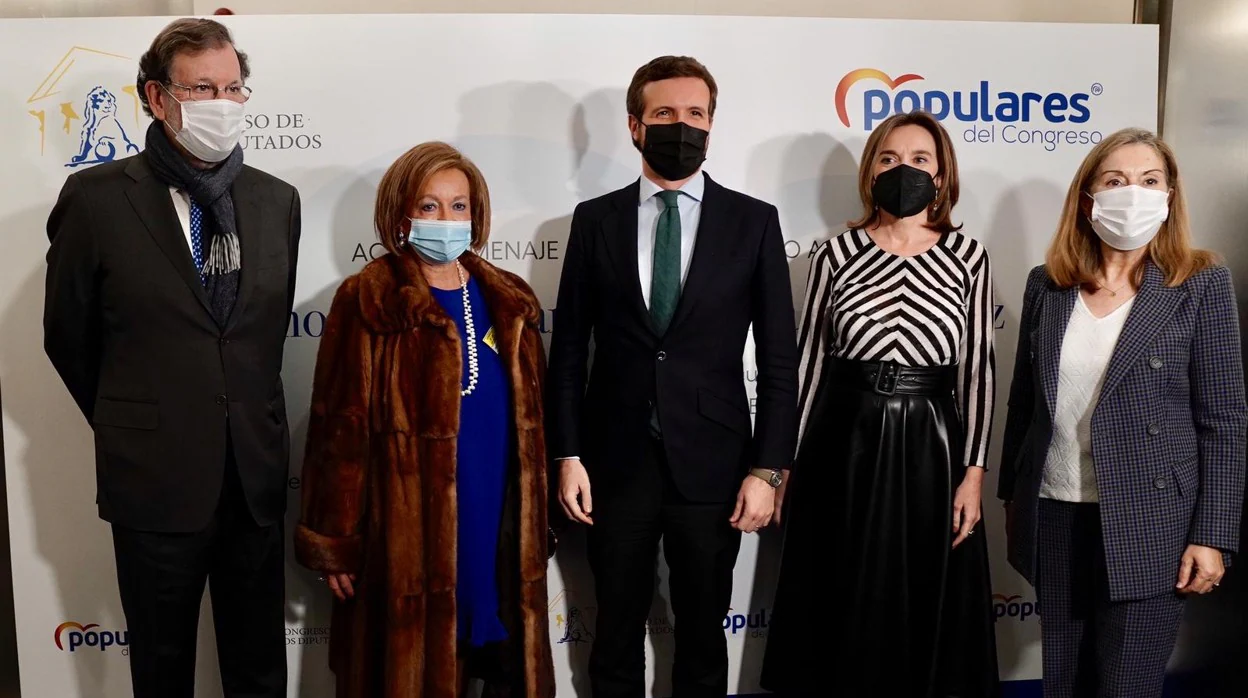 Mariano Rajoy, la viuda de Carlos Mantilla, Pablo Casado, Cuca Gamarra y Ana Pastor, en el homenaje que el Grupo Popular ha rendido al que fuera diputado y senador del PP y presidente del partido en Vigo