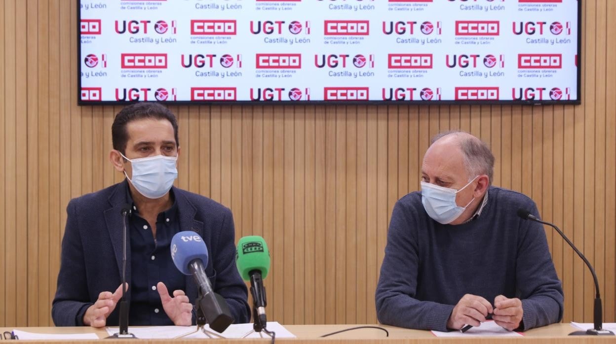 Los secretarios generales de CCOO y UGT en Castilla y León, Vicente Andrés y Faustino Temprano, durante la rueda de prensa