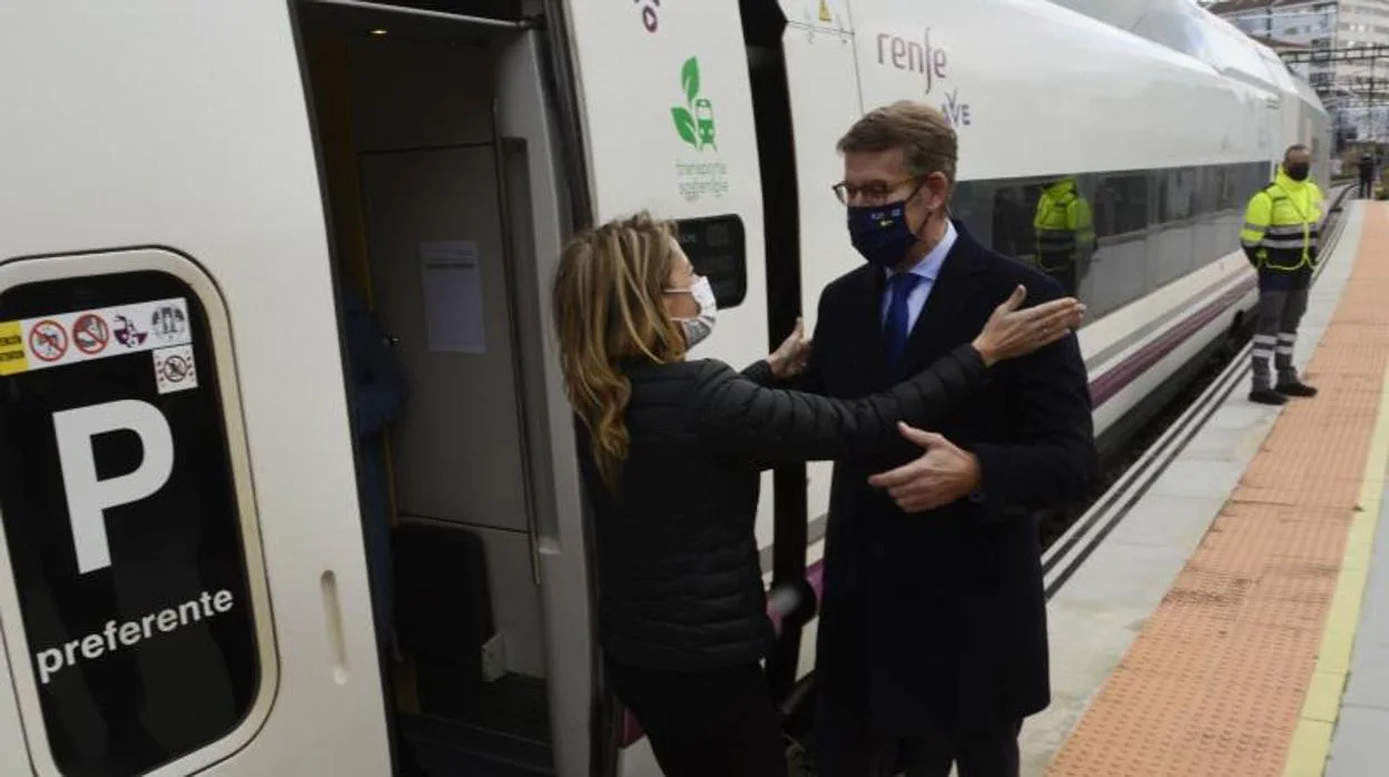 Alberto Núñez Feijóo y Raquel Sánchez se saludan a pie de tren en Orense el 22 de noviembre