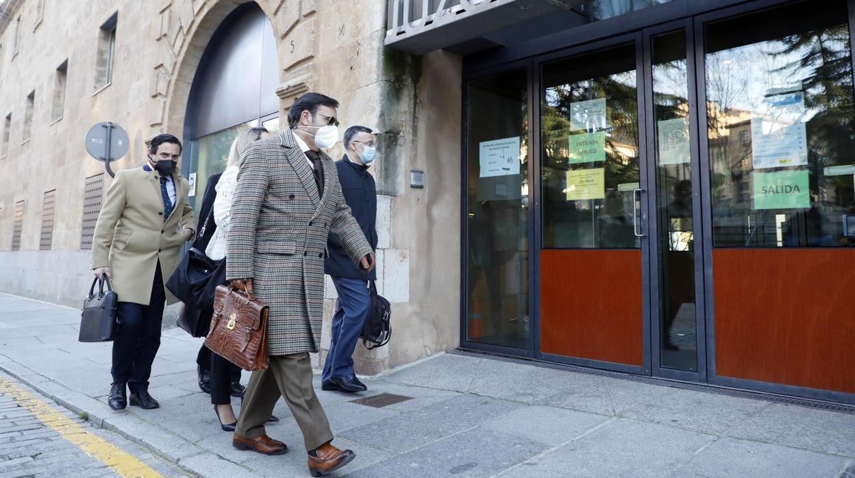 Abogados y representantes del PP entran en el juzgado por el caso de las primarias en Salamanca