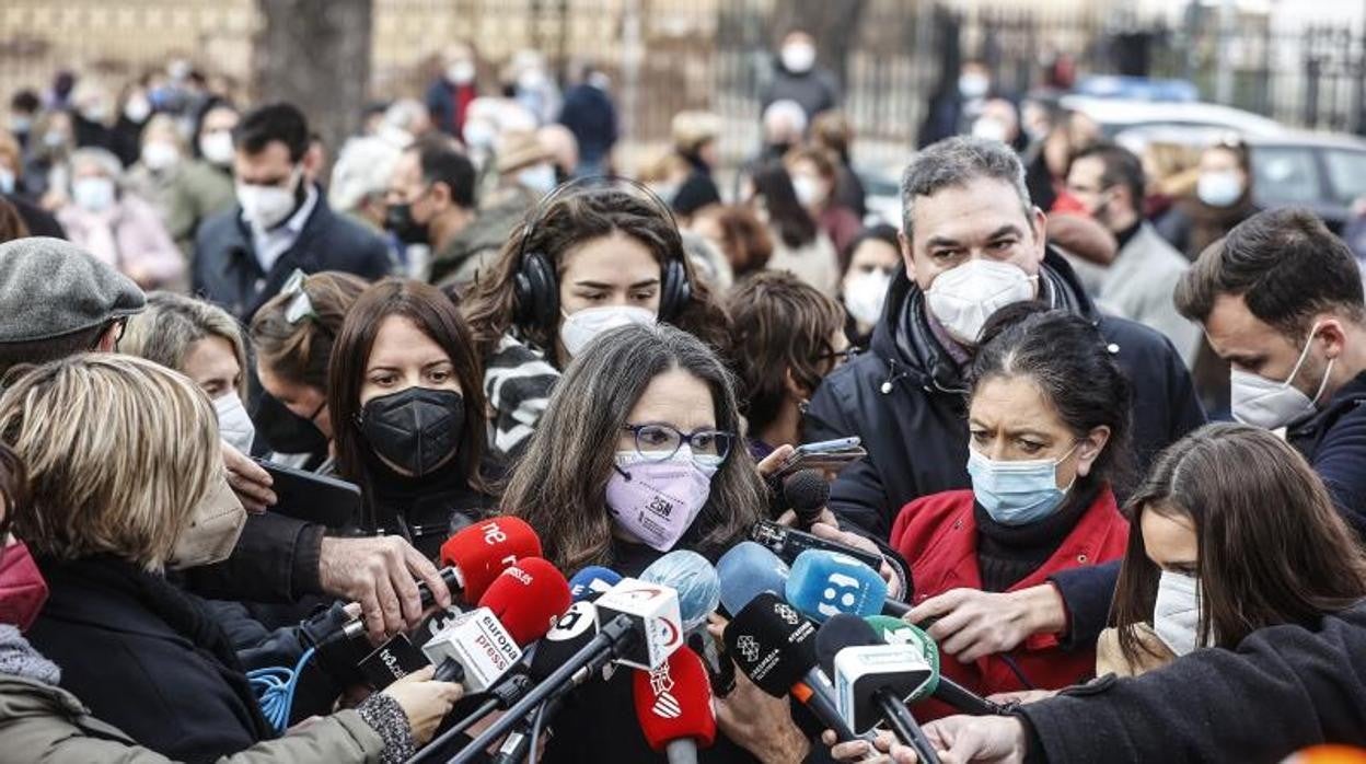 Mónica Oltra atendiendo a los medios de comunicación tras el incendio en Moncada