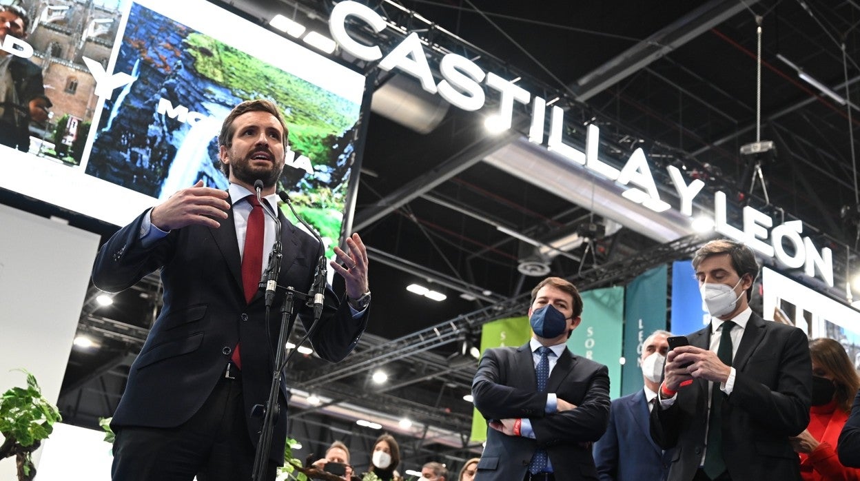 Pablo Casado, el viernes en Fitur junto a Alfonso Fernández Mañueco y Pablo Montesinos