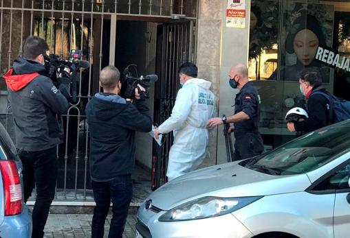 Investigadores de la Guardia Civil inspeccionan el edificio