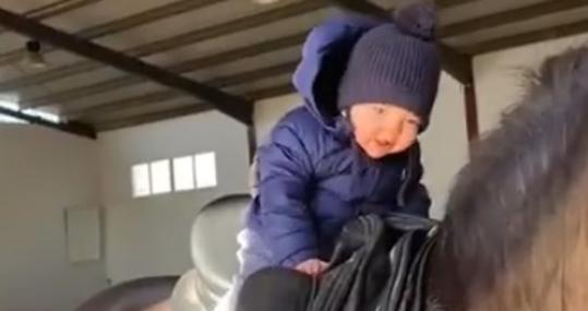 Imagen del hijo de Sergio Galán, de solo un añito y llamado igual, al subir a un caballo por primera vez