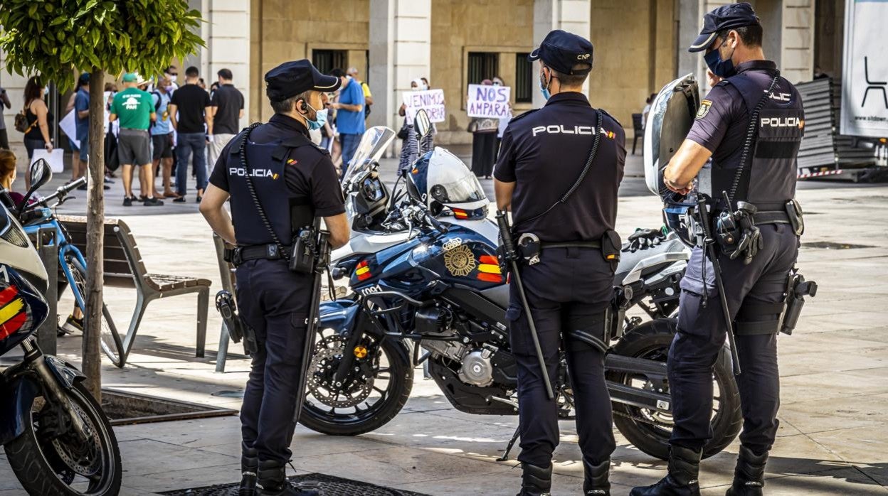 Agentes de la Policía Nacional frente a la Audiencia Provincial de Alicante, sede del juicio