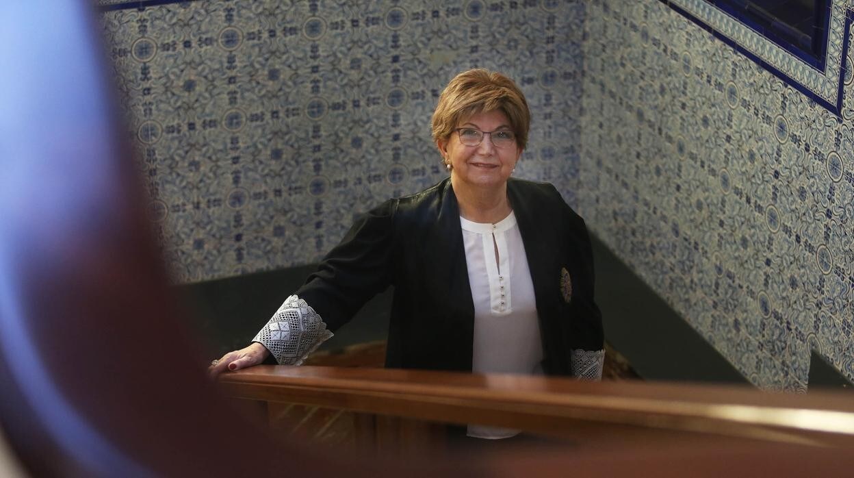 La magistrada Pérez Pena, en una escalera de la Audiencia el día antes de su jubilación