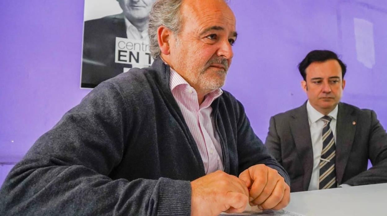 En primer término, Carlos Calderón