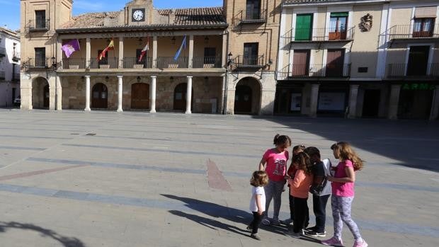 El Ayuntamiento de El Burgo de Osma (Soria) sube a 500 euros por hijo las ayudas a la natalidad