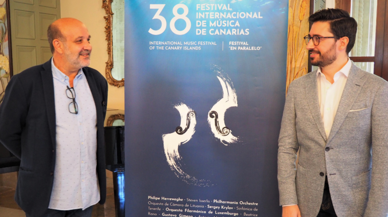 El director del Festival, Jorge Perdigón, con el director Antonio Méndez