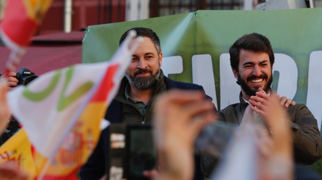 El líder nacional de Vox, Santiago Abascal, con el candidato a presidente de la Junta Juan García-Gallardo, en Valladolid