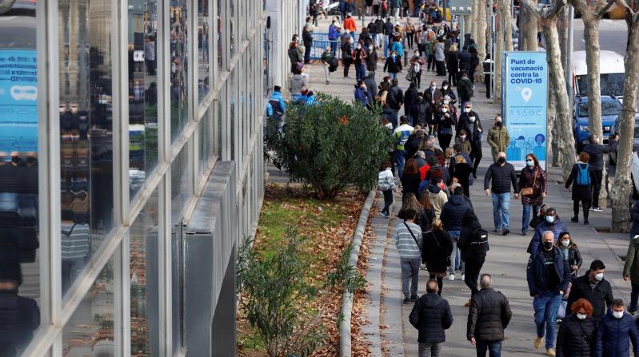 Colas en un punto de vacunación de Barcelona, hace unos días