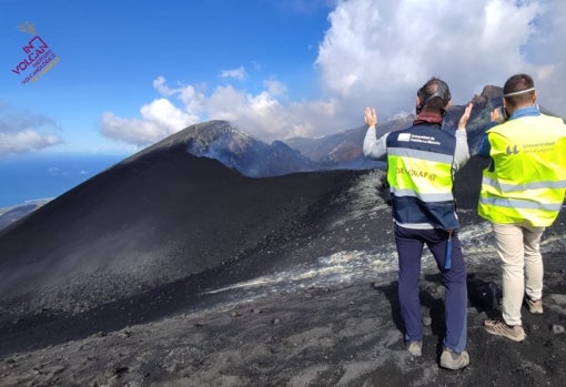 Científicos sobre el cráter del volcán de La Palma