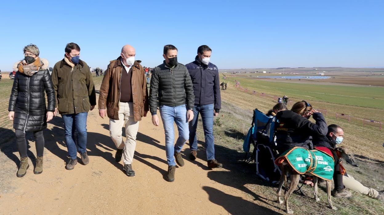 Mañueco, hace unos días en la localidad vallisoletana de Nava del Rey, durante el Campeonato de España de galgos en campo