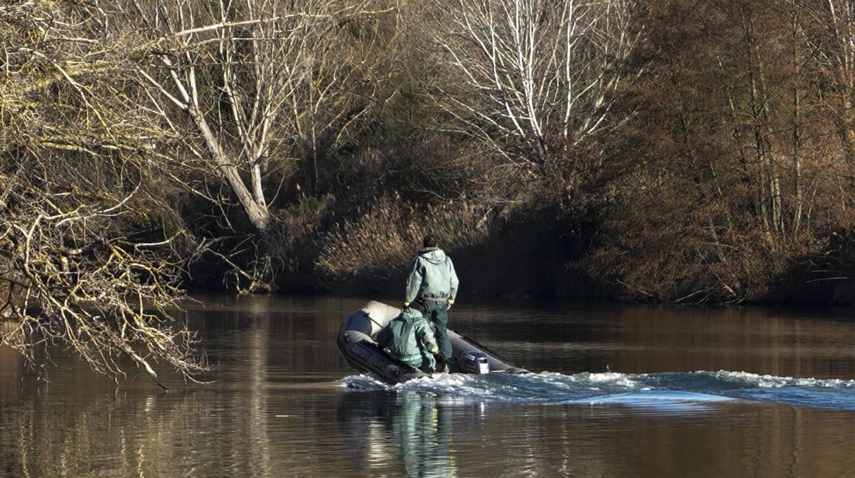 Agentes de la Guardia Civil rastrean el río Duero en busca de la mujer desaparecida en Traspinedo