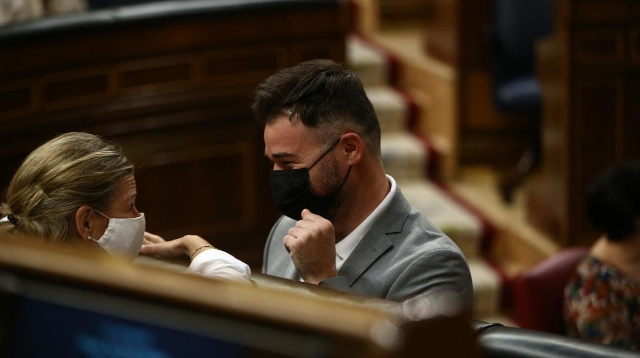 La vicepresidenta Yolanda Díaz charla con Gabriel Rufián en el Congreso de los Diputados