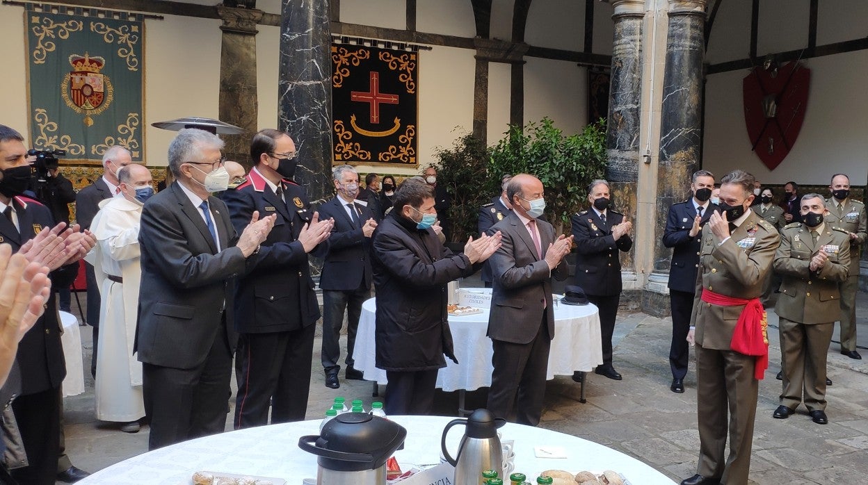 Los asistentes al acto aplauden al teniente general, en la despedida de este, hoy