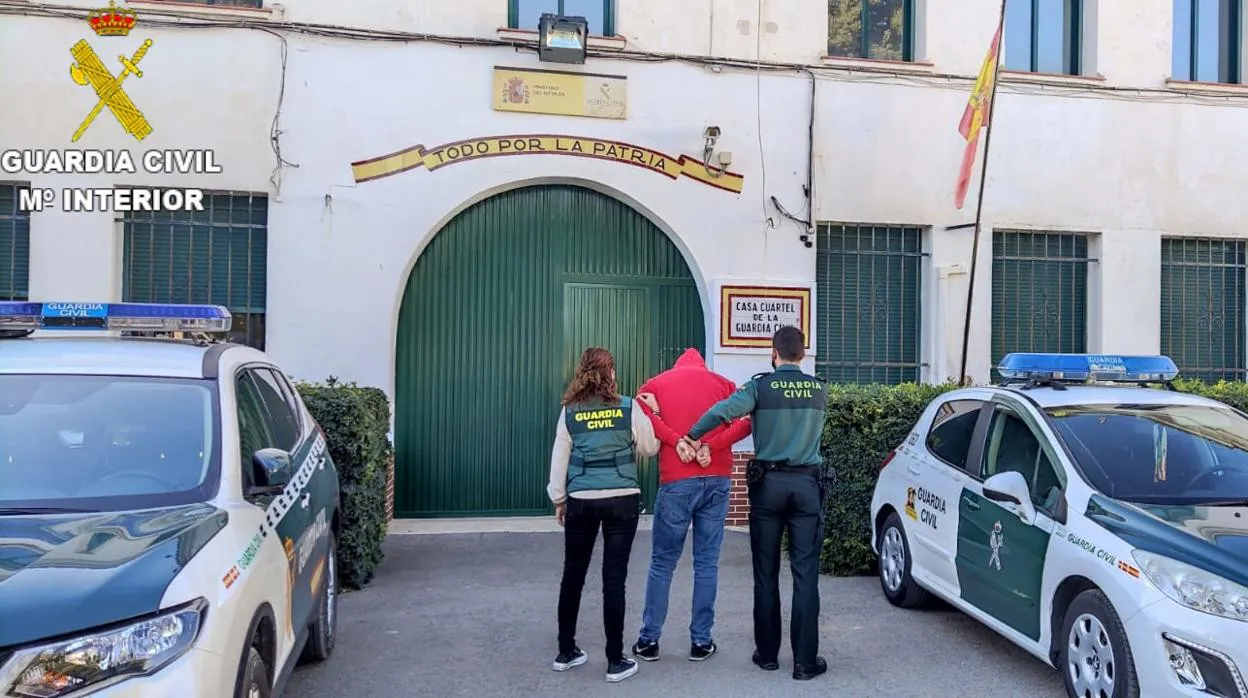 Imagen de la detención realizada por la Guardia Civil en Canals