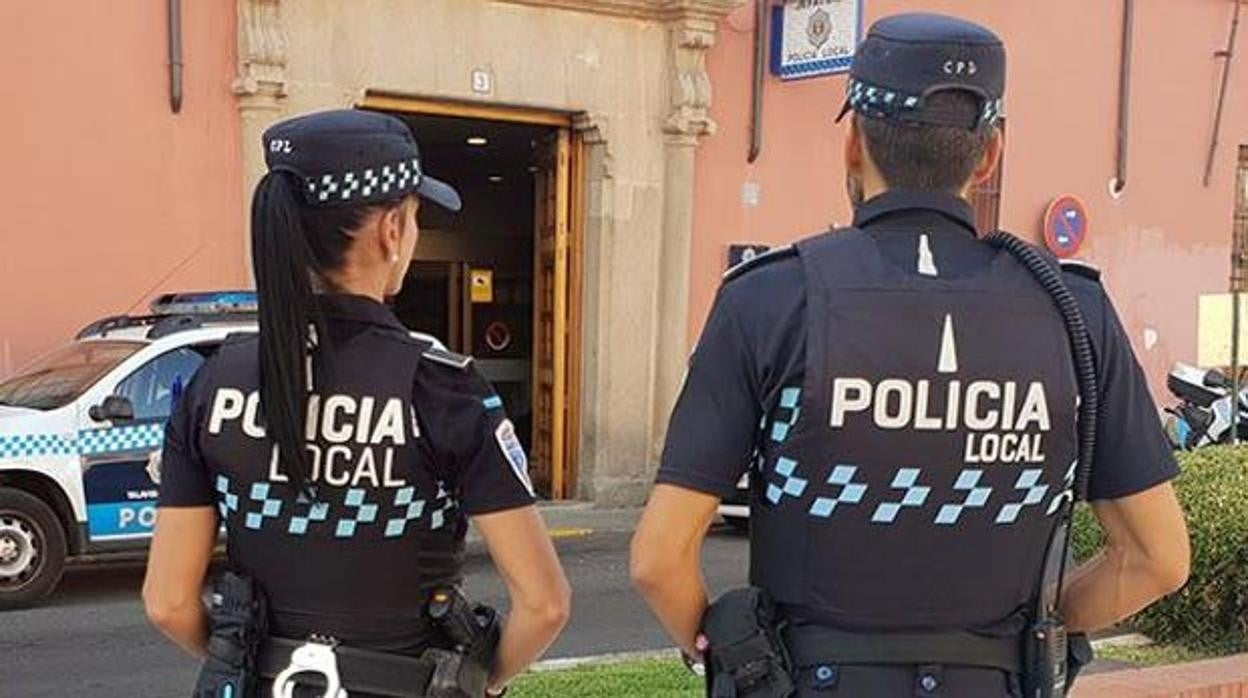 Dos agentes de la Policía local en una fotografía de archivo