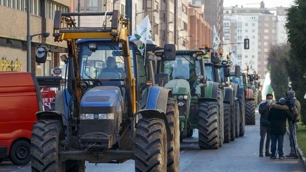 Cerca de un centenar de tractores cortan Burgos por unos «precios dignos»