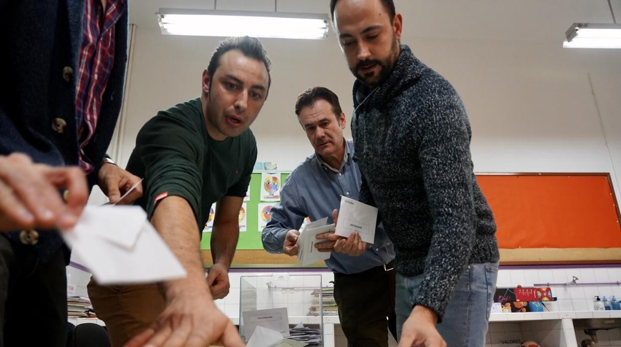 Recuento de votos en un colegio electoral en las pasadas elecciones